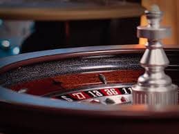 Meja taruhan European Roulette jos777 dengan pilihan denominasi chip dan marker taruhan aktif
